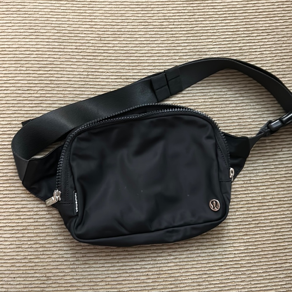 lululemon Everywhere Belt Bag